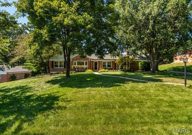 Photo 3 of Sale Pending at 1060 Mcknight Orchard Ln, Saint Louis, MO 63117 | MLS# MIS26053916 | Listing updated on 2026-09-14