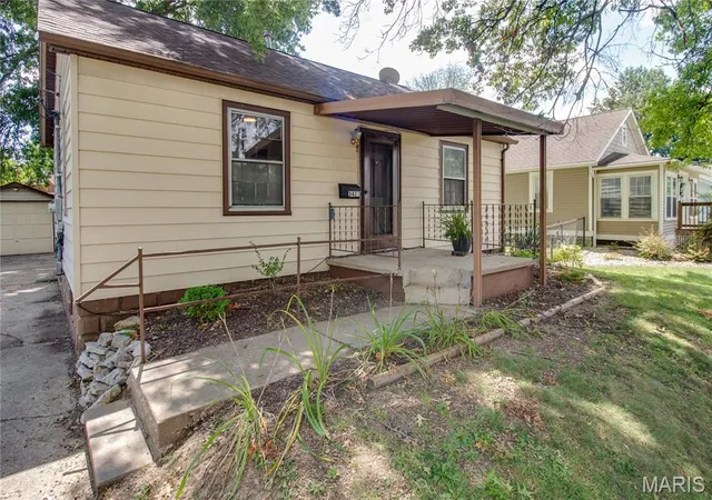 3rd image of 3423 Thomas Ave, Alton, IL 62002 | MLS# MIS26053927