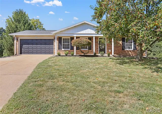 Photo 1 of Sale Pending at 2844 Owendale Ct, Saint Louis, MO 63129 | MLS# MIS26053939 | Listing updated on 2026-09-12