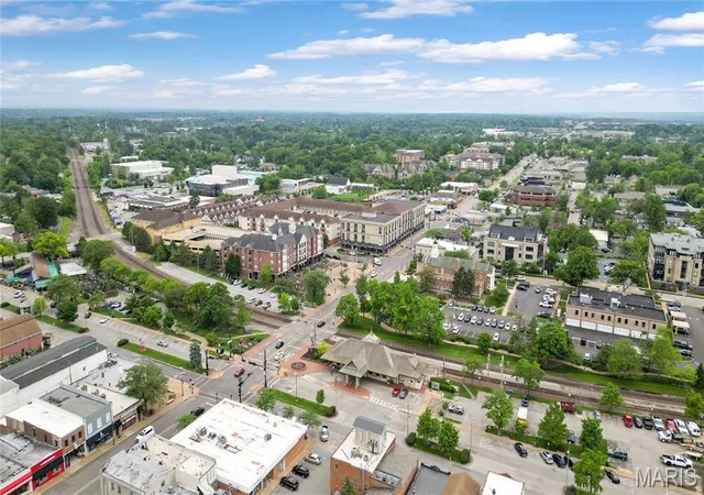 2nd image of 144 W Adams Ave, Saint Louis, MO 63122