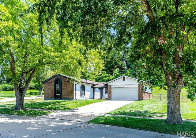 Photo 2 of Single family home for sale at 11488 Prentice Dr, Florissant, MO 63033 | MLS# MIS26053953 | Listing updated on 2026-10-03