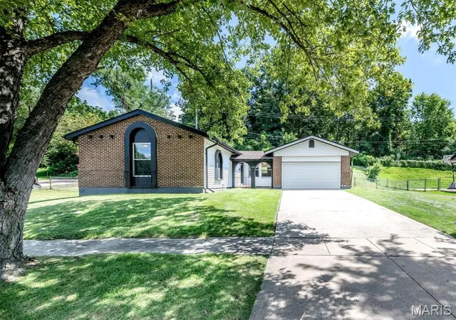 Photo 3 of Single family home for sale at 11488 Prentice Dr, Florissant, MO 63033 | MLS# MIS26053953 | Listing updated on 2026-10-03
