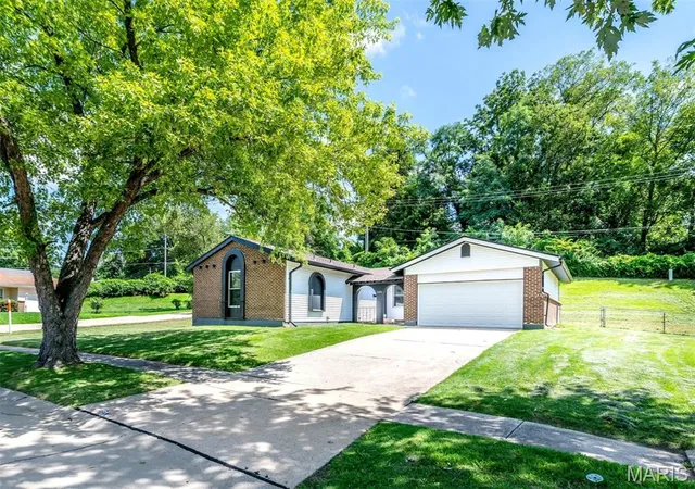 Photo 4 of Single family home for sale at 11488 Prentice Dr, Florissant, MO 63033 | MLS# MIS26053953 | Listing updated on 2026-10-03