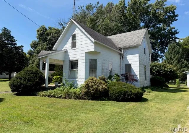 Photo 3 of Single family home for sale at 556 S Spruce St, Nokomis, IL 62075 | MLS# MIS26053983 | Listing updated on 2026-08-25