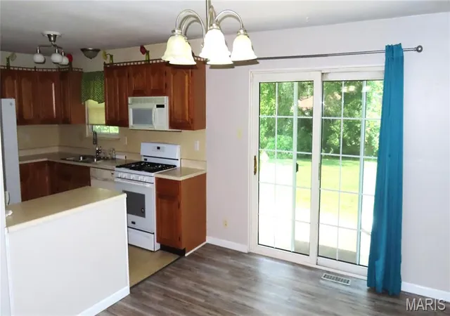 Photo 3 of Sale Pending at 1095 Thompson Dr, Florissant, MO 63031 | MLS# MIS26053991 | Listing updated on 2026-08-26