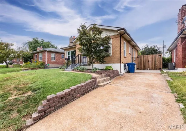 Photo 3 of Sale Pending at 9337 Radio Dr, Saint Louis, MO 63123 | MLS# MIS26053992 | Listing updated on 2026-10-06
