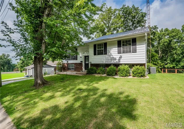Photo 1 of Single family home for sale at 230 Ridge Dr, Chester, IL 62233 | MLS# MIS26054017 | Listing updated on 2026-08-21