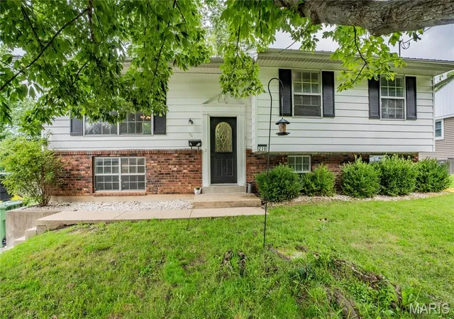 Photo 2 of Single family home for sale at 230 Ridge Dr, Chester, IL 62233 | MLS# MIS26054017 | Listing updated on 2026-08-21