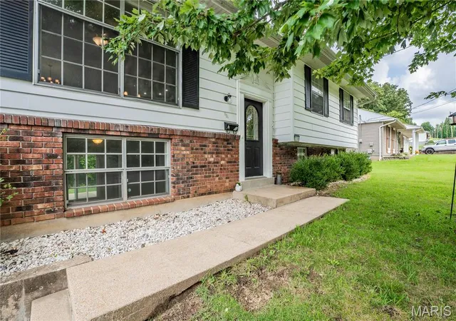 Photo 2 of Single family home for sale at 230 Ridge Dr, Chester, IL 62233 | MLS# MIS26054017 | Listing updated on 2026-08-21