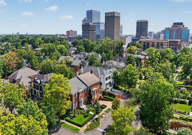 Photo 3 of Sale Pending at 168 N Central Ave, Saint Louis, MO 63105 | MLS# MIS26054019 | Listing updated on 2026-09-01