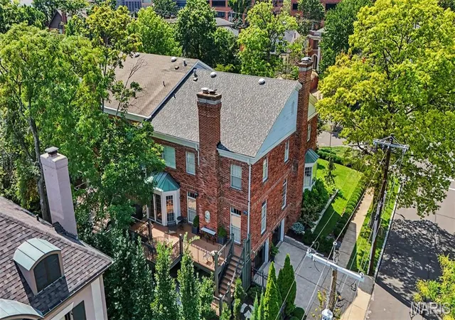Photo 3 of Sale Pending at 168 N Central Ave, Saint Louis, MO 63105 | MLS# MIS26054019 | Listing updated on 2026-09-01