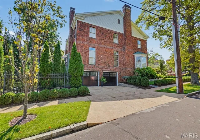 Photo 4 of Sale Pending at 168 N Central Ave, Saint Louis, MO 63105 | MLS# MIS26054019 | Listing updated on 2026-09-01