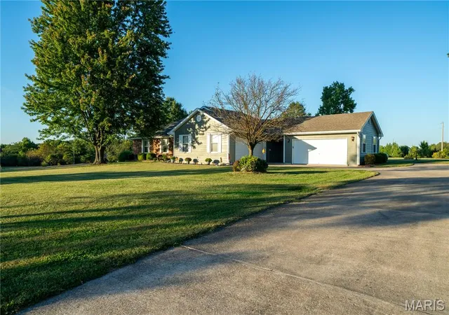 Photo 2 of Single family home for sale at 5111 E Flamingo Dr, Hallsville, MO 65255 | MLS# MIS26054020 | Listing updated on 2026-10-01