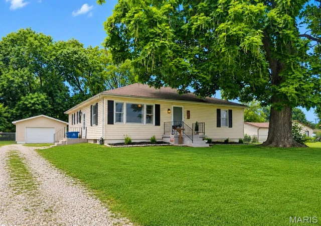 2nd image of 4131 Old Alton Rd, Granite City, IL 62040 | MLS# MIS26054031