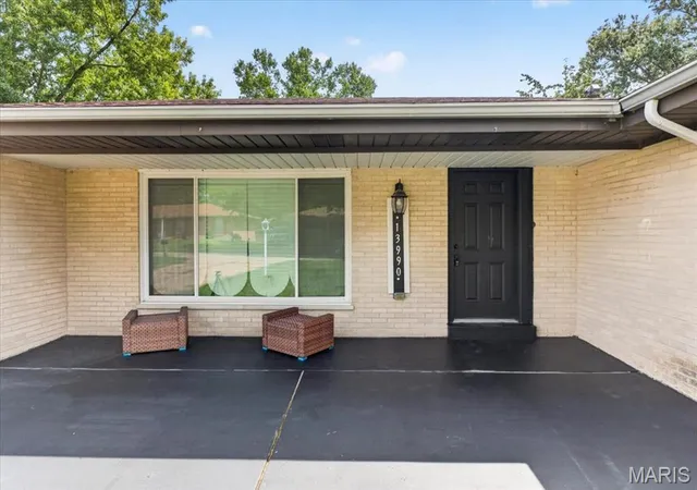 Photo 3 of Sale Pending at 13990 Le Sabre Dr, Florissant, MO 63034 | MLS# MIS26054033 | Listing updated on 2026-09-04