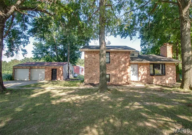 Single family home for sale at 16776 Indian Lake Rd, Jerseyville, IL 62052 | MLS# MIS26054041