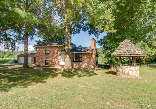 Photo 2 of Single family home for sale at 16776 Indian Lake Rd, Jerseyville, IL 62052 | MLS# MIS26054041 | Listing updated on 2026-09-21