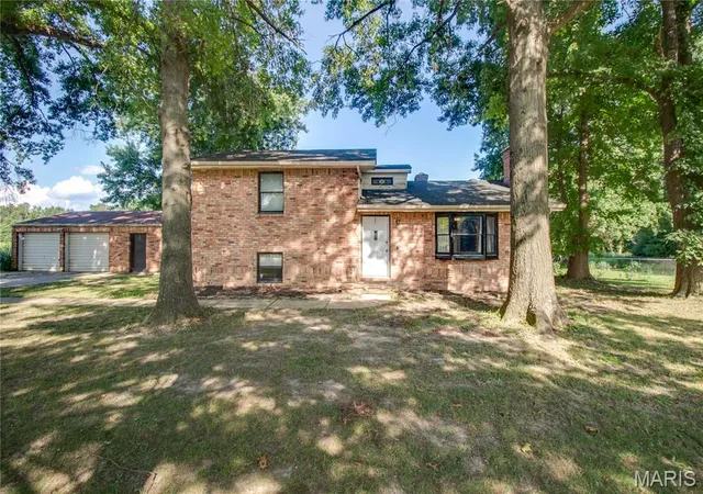 Photo 3 of Single family home for sale at 16776 Indian Lake Rd, Jerseyville, IL 62052 | MLS# MIS26054041 | Listing updated on 2026-09-21
