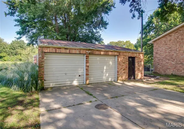 Photo 3 of Single family home for sale at 16776 Indian Lake Rd, Jerseyville, IL 62052 | MLS# MIS26054041 | Listing updated on 2026-09-21
