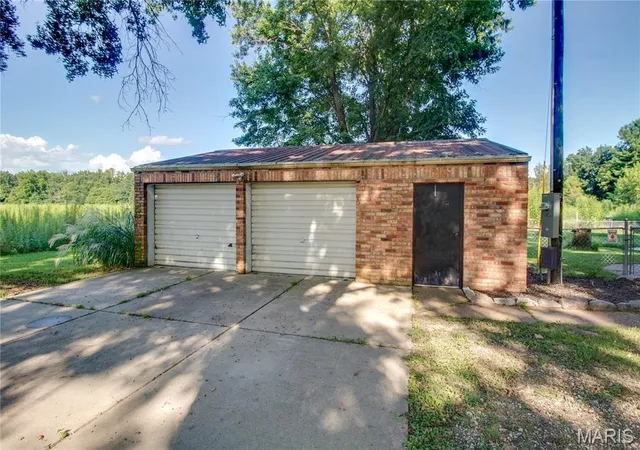 Photo 4 of Single family home for sale at 16776 Indian Lake Rd, Jerseyville, IL 62052 | MLS# MIS26054041 | Listing updated on 2026-09-21