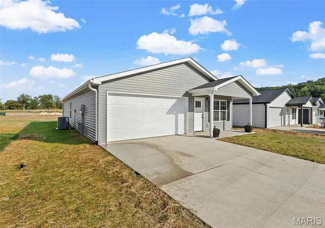 Photo 2 of Single family home for sale at 16 High Garden St, Cape Girardeau, MO 63701 | MLS# MIS26054045 | Listing updated on 2026-10-21