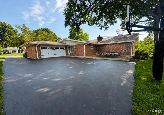 Photo 3 of Sale Pending at 14470 Pembury Dr, Chesterfield, MO 63017 | MLS# MIS26054047 | Listing updated on 2026-09-26