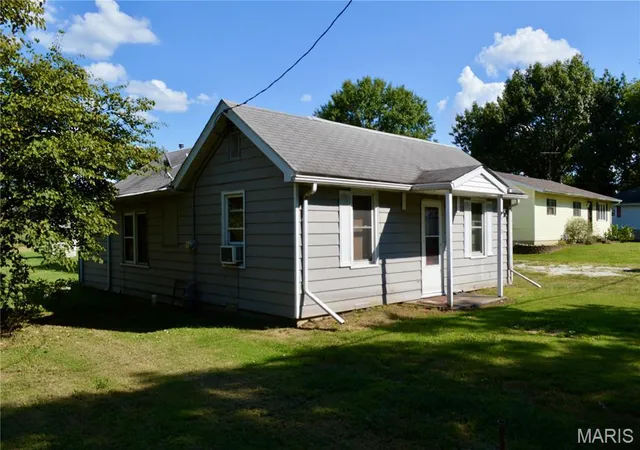 Photo 2 of Single family home for sale at 917 Forest St, Jerseyville, IL 62052 | MLS# MIS26054048 | Listing updated on 2026-09-05