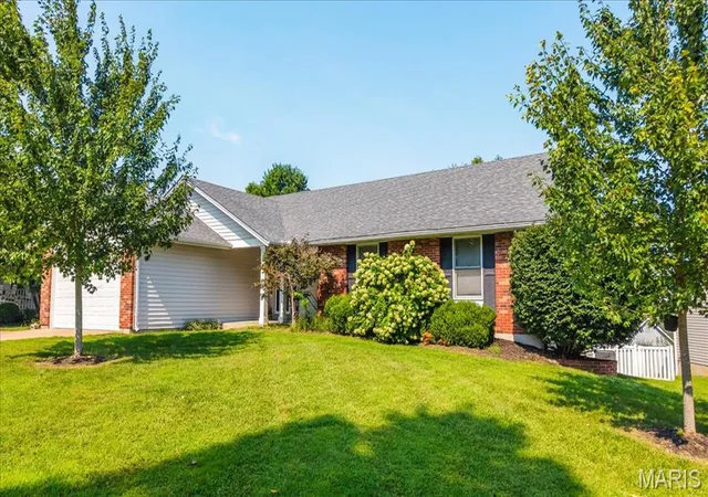 Photo 2 of Sale Pending at 25 Park Pl, St Peters, MO 63376 | MLS# MIS26054075 | Listing updated on 2026-09-02