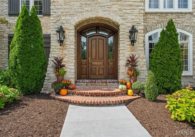 Photo 2 of Single family home for sale at 2457 Town And Country Ln, Saint Louis, MO 63131 | MLS# MIS26054094 | Listing updated on 2026-10-05
