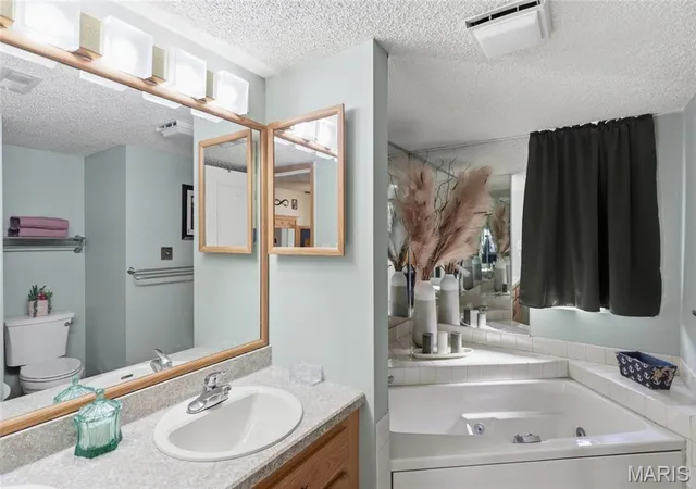 Listing Photo 5 - Condo for sale in building located at 343 Racquet Clb Dr, Lake Ozark, MO 65049 - Unit #226