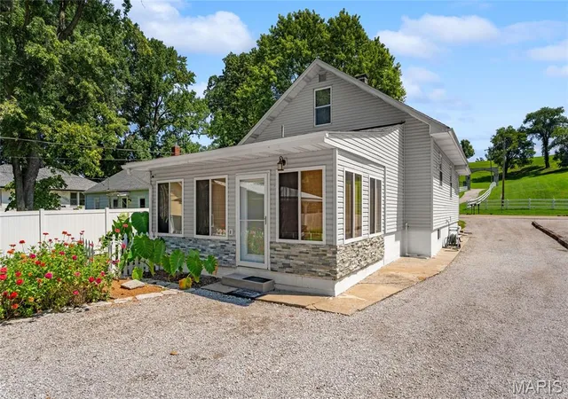 3rd image of 2403 Old State Route 3, East Carondelet, IL 62240 | MLS# MIS26054104