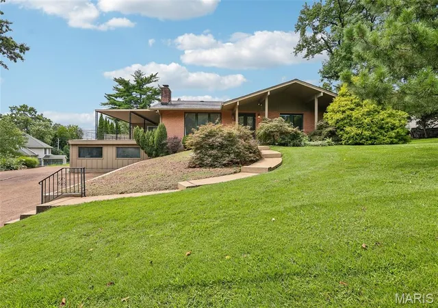 Photo 2 of Sale Pending at 763 Questover Ln, St Louis, MO 63141 | MLS# MIS26054106 | Listing updated on 2026-09-06