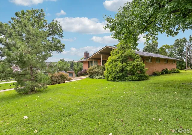Photo 3 of Sale Pending at 763 Questover Ln, St Louis, MO 63141 | MLS# MIS26054106 | Listing updated on 2026-09-06
