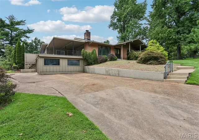 Photo 3 of Sale Pending at 763 Questover Ln, St Louis, MO 63141 | MLS# MIS26054106 | Listing updated on 2026-09-06