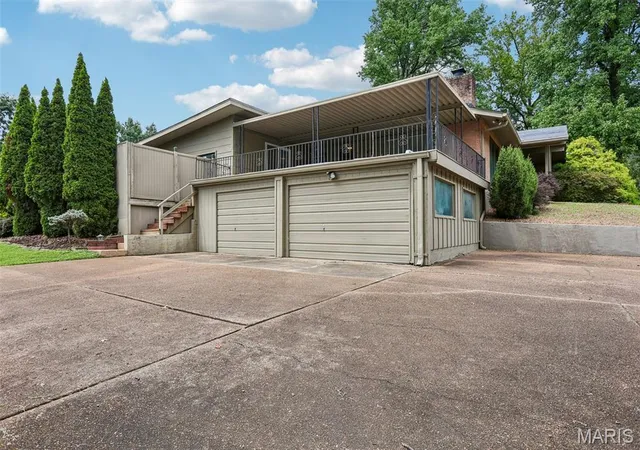 Photo 4 of Sale Pending at 763 Questover Ln, St Louis, MO 63141 | MLS# MIS26054106 | Listing updated on 2026-09-06
