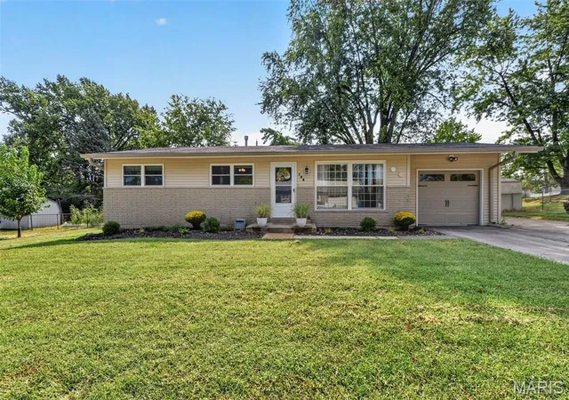 Photo 2 of Single family home for sale at 106 Paula Dr, Saint Charles, MO 63301 | MLS# MIS26054112 | Listing updated on 2026-09-25