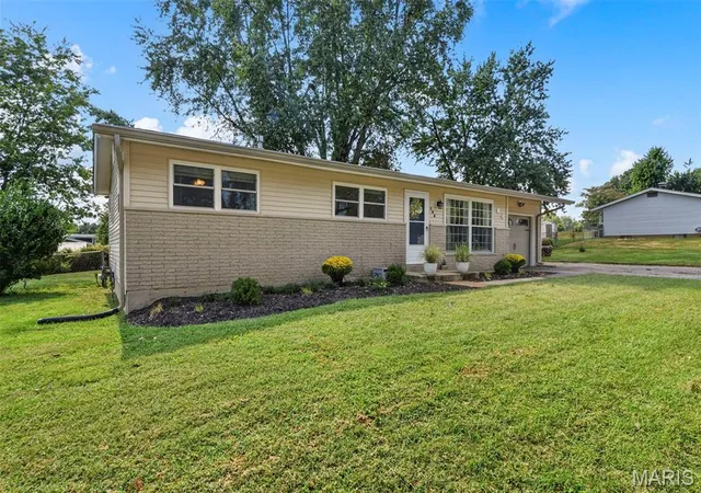 Photo 3 of Single family home for sale at 106 Paula Dr, Saint Charles, MO 63301 | MLS# MIS26054112 | Listing updated on 2026-09-25