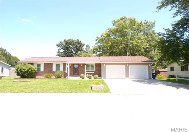 Photo 1 of Sale Pending at 712 N James St, Sparta, IL 62286 | MLS# MIS26054114 | Listing updated on 2026-10-22