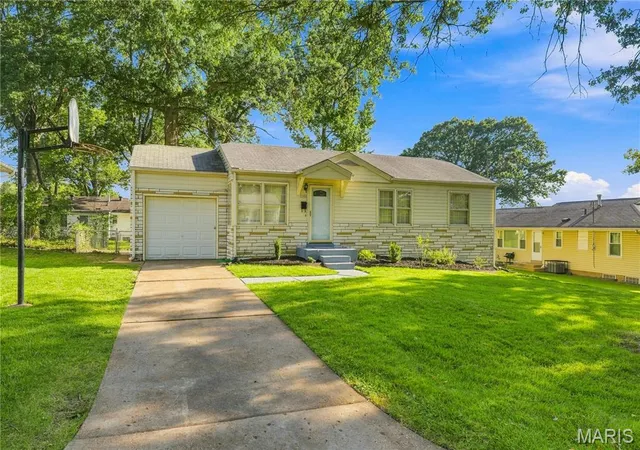 Photo 2 of Sale Pending at 1540 Fathom Dr, Bellefontaine Nghbrs, MO 63137 | MLS# MIS26054126 | Listing updated on 2026-08-27