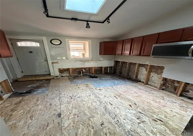 Photo 3 of Sale Pending at 2120 Sidney St, Saint Louis, MO 63104 | MLS# MIS26054128 | Listing updated on 2026-09-17