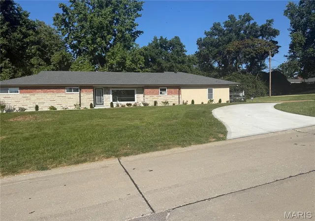 Photo 2 of Single family home for sale at 2 Dorclin Ln, Saint Louis, MO 63128 | MLS# MIS26054141 | Listing updated on 2026-09-14