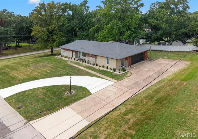 Photo 2 of Single family home for sale at 2 Dorclin Ln, Saint Louis, MO 63128 | MLS# MIS26054141 | Listing updated on 2026-09-14