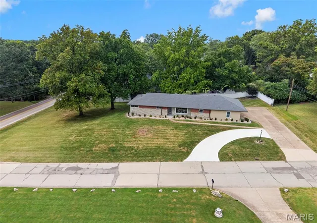 Photo 3 of Single family home for sale at 2 Dorclin Ln, Saint Louis, MO 63128 | MLS# MIS26054141 | Listing updated on 2026-09-14