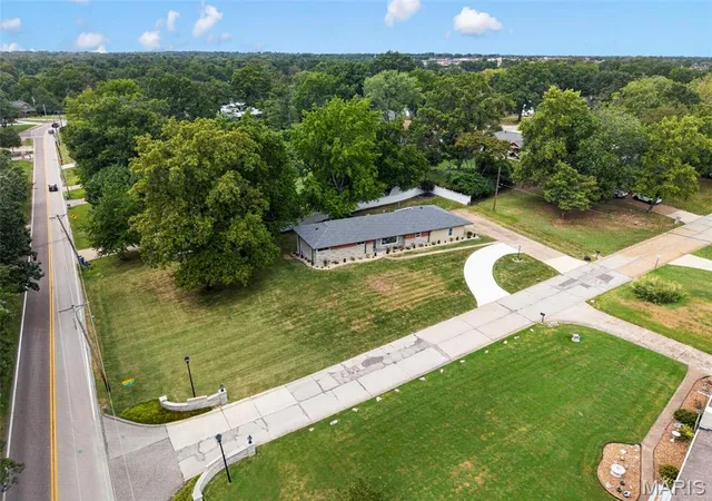 Photo 4 of Single family home for sale at 2 Dorclin Ln, Saint Louis, MO 63128 | MLS# MIS26054141 | Listing updated on 2026-09-14