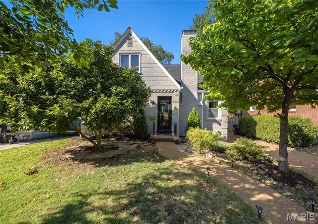 Photo 2 of Sale Pending at 541 Mapleview Dr, Saint Louis, MO 63130 | MLS# MIS26054160 | Listing updated on 2026-09-28