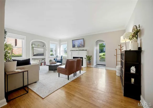 Photo 3 of Sale Pending at 541 Mapleview Dr, Saint Louis, MO 63130 | MLS# MIS26054160 | Listing updated on 2026-09-28