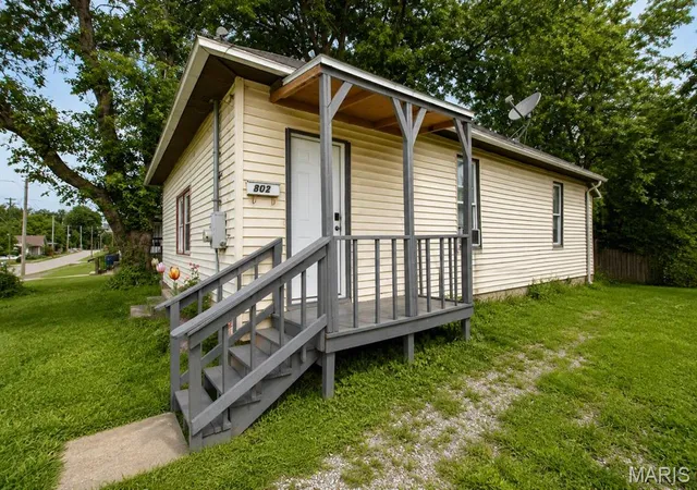 1st image of 802 W 9th St, Johnston City, IL 62951 | MLS# MIS26054165