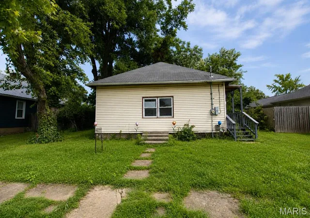 3rd image of 802 W 9Th St, Johnston City, IL 62951 | MLS# MIS26054165