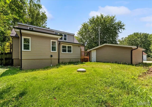 Photo 3 of Sale Pending at 9785 Ridge Heights Rd, Fairview Heights, IL 62208 | MLS# MIS26054194 | Listing updated on 2026-09-22