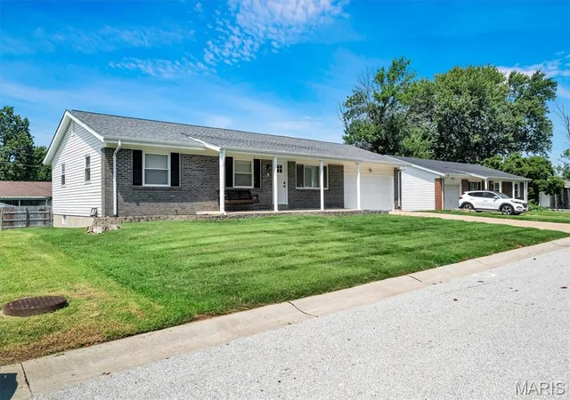 Photo 3 of Sale Pending at 7 Saint Mark Dr, St Peters, MO 63376 | MLS# MIS26054198 | Listing updated on 2026-08-26